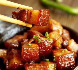 红烧肉是一道中国家常菜，以其醇香可口、肉质酥烂、入口即化的特点而备受人们喜爱。这道菜的制作方法因地域和家庭习惯而异，但其中传统风味的制作方法是什么呢？