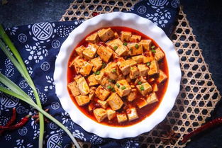 麻婆豆腐作为一道深受人们喜爱的传统川菜，其独特的风味和口感吸引了无数食客。不同地区在制作麻婆豆腐时，由于地域差异和口味习惯的不同，使得这道菜肴在口感和风味上存在一定的差异。本文将探讨麻婆豆腐在不同地区的地方口味差异。